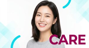 교정 치료 후 건강하고 밝은 미소를 지닌 여성 모델